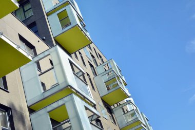 Modern ve yeni apartman. Çok katlı modern, yeni ve şık apartmanlar..
