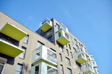 Modern ve yeni apartman. Çok katlı modern, yeni ve şık apartmanlar..