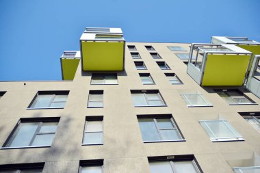 Modern ve yeni apartman. Çok katlı modern, yeni ve şık apartmanlar..