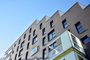 Modern ve yeni apartman. Çok katlı modern, yeni ve şık apartmanlar..