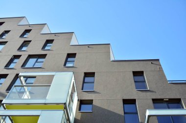 Modern ve yeni apartman. Çok katlı modern, yeni ve şık apartmanlar..