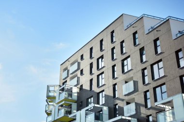 Modern ve yeni apartman. Çok katlı modern, yeni ve şık apartmanlar..