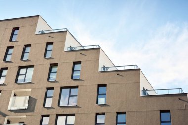 Modern ve yeni apartman. Çok katlı modern, yeni ve şık apartmanlar..