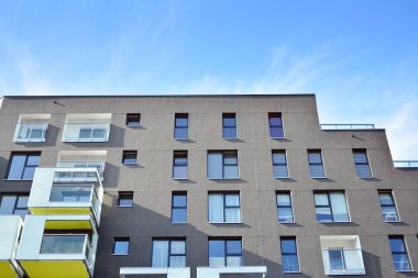 Modern ve yeni apartman. Çok katlı modern, yeni ve şık apartmanlar..