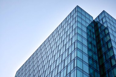 Panoramik ve perspektif geniş açı görünümü çelik ışık mavi arka plan cam ofis bina ticari modern şehir geleceğin. Başarı sanayi teknoloji mimarisiİş kavramı. 