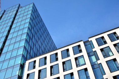 Panoramik ve perspektif geniş açı görünümü çelik ışık mavi arka plan cam ofis bina ticari modern şehir geleceğin. Başarı sanayi teknoloji mimarisiİş kavramı. 