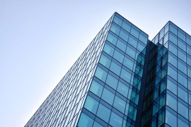 Panoramik ve perspektif geniş açı görünümü çelik ışık mavi arka plan cam ofis bina ticari modern şehir geleceğin. Başarı sanayi teknoloji mimarisiİş kavramı. 