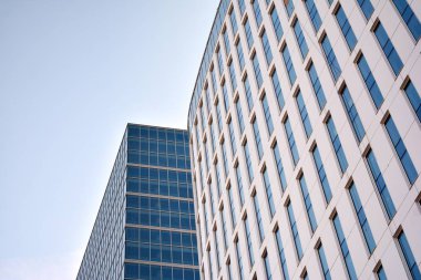 Panoramik ve perspektif geniş açı görünümü çelik ışık mavi arka plan cam ofis bina ticari modern şehir geleceğin. Başarı sanayi teknoloji mimarisiİş kavramı. 