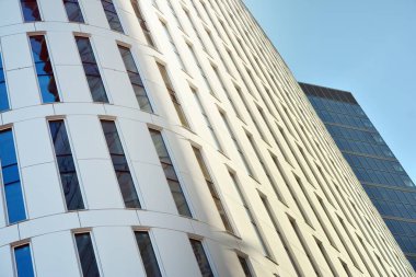 Panoramik ve perspektif geniş açı görünümü çelik ışık mavi arka plan cam ofis bina ticari modern şehir geleceğin. Başarı sanayi teknoloji mimarisiİş kavramı. 