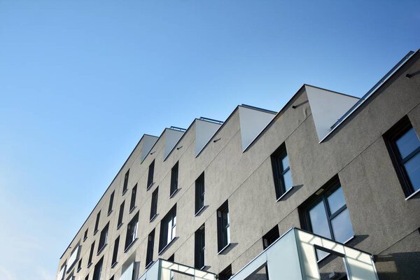 Современный и новый жилой дом. Многоэтажный современный, новый и стильный жилой дом.