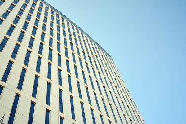Красивый Перспективный Широкоугольный Вид Стальной Светло Голубой Фон Стеклянного Офисного — стоковое фото
