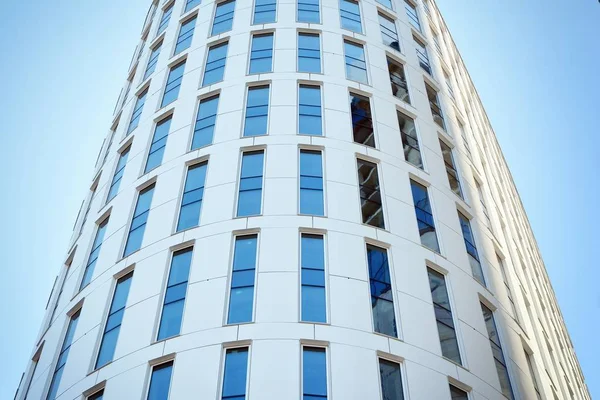 Panoramatický Perspektivní Pohled Ocelové Světle Modré Pozadí Skleněné Kancelářské Budovy — Stock fotografie