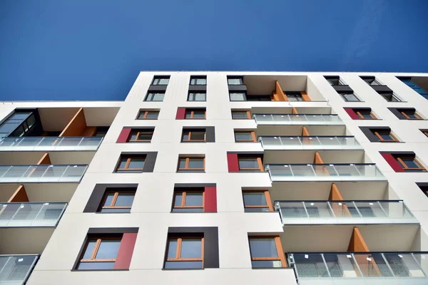 Modernos Edificios Apartamentos Día Soleado Con Cielo Azul Fachada Moderno —  Fotos de Stock