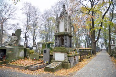 Varşova, Polonya. 24 Ekim 2019. Eski Powazki, Varşova 'nın Wola bölgesindeki tarihi mezarlıktır. Mezarlıktaki mezar taşları ve ağaçlar..