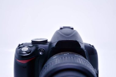 Parlak arkaplanda izole edilmiş dijital fotoğraf makinesi
