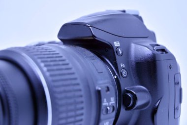 Parlak arkaplanda izole edilmiş dijital fotoğraf makinesi