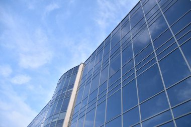 Modern ofis binası detayları, cam yüzey. Modern şehrin cam cephelerinin soyut yansıması