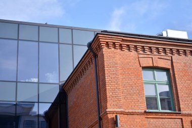 Modern ofis binası detayları, cam yüzey. Modern şehrin cam cephelerinin soyut yansıması