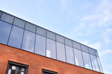 Modern ofis binası detayları, cam yüzey. Modern şehrin cam cephelerinin soyut yansıması