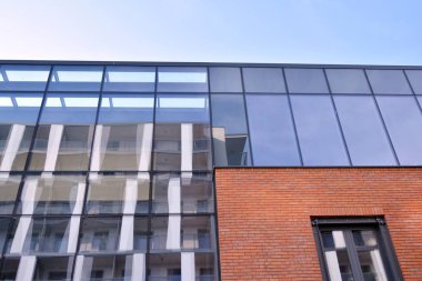 Modern ofis binası detayları, cam yüzey. Modern şehrin cam cephelerinin soyut yansıması