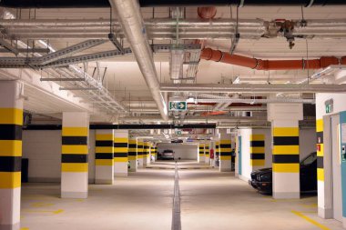 Araçlar için çok merkezli yeraltı garajı. Yeraltı otoparkı. Modern evdeki yeraltı otoparkı..