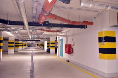 Araçlar için çok merkezli yeraltı garajı. Yeraltı otoparkı. Modern evdeki yeraltı otoparkı..
