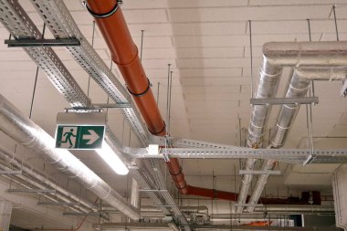 su boru ve kablo kanalları bir bina tavan altında çalıştırmak