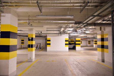 Araçlar için çok merkezli yeraltı garajı. Yeraltı otoparkı. Modern evdeki yeraltı otoparkı..