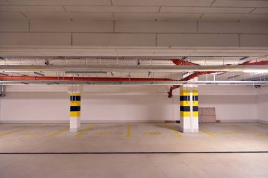 Araçlar için çok merkezli yeraltı garajı. Yeraltı otoparkı. Modern evdeki yeraltı otoparkı..