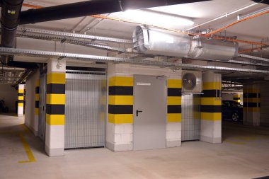 Araçlar için çok merkezli yeraltı garajı. Yeraltı otoparkı. Modern evdeki yeraltı otoparkı..