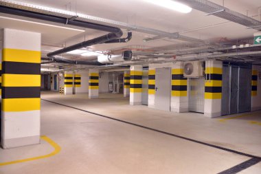 Araçlar için çok merkezli yeraltı garajı. Yeraltı otoparkı. Modern evdeki yeraltı otoparkı..