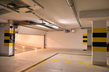 Araçlar için çok merkezli yeraltı garajı. Yeraltı otoparkı. Modern evdeki yeraltı otoparkı..