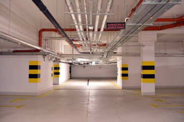 Araçlar için çok merkezli yeraltı garajı. Yeraltı otoparkı. Modern evdeki yeraltı otoparkı..