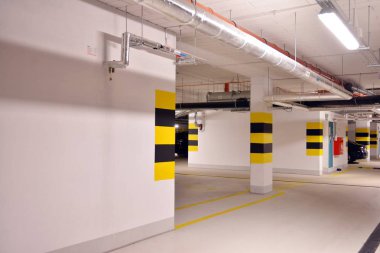 Araçlar için çok merkezli yeraltı garajı. Yeraltı otoparkı. Modern evdeki yeraltı otoparkı..