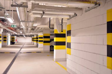 Araçlar için çok merkezli yeraltı garajı. Yeraltı otoparkı. Modern evdeki yeraltı otoparkı..