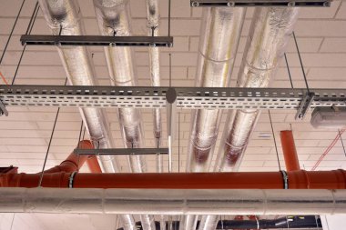 su boru ve kablo kanalları bir bina tavan altında çalıştırmak