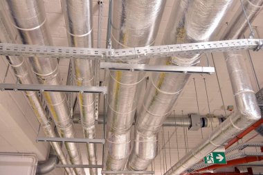 su boru ve kablo kanalları bir bina tavan altında çalıştırmak