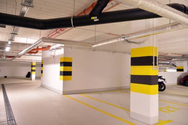 Araçlar için çok merkezli yeraltı garajı. Yeraltı otoparkı. Modern evdeki yeraltı otoparkı..
