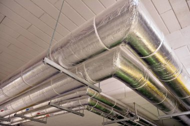 su boru ve kablo kanalları bir bina tavan altında çalıştırmak