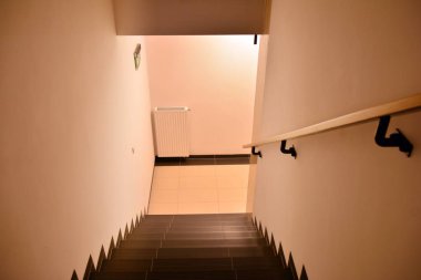 Modern bir binada merdiven boşluğunda yangın merdiveni