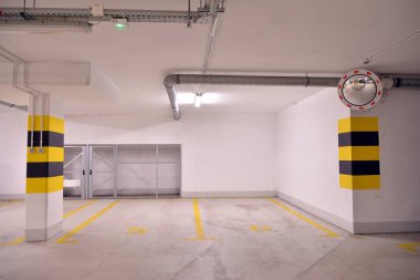 Araçlar için çok merkezli yeraltı garajı. Yeraltı otoparkı. Modern evdeki yeraltı otoparkı..