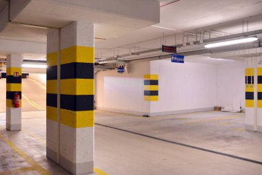 Araçlar için çok merkezli yeraltı garajı. Yeraltı otoparkı. Modern evdeki yeraltı otoparkı..