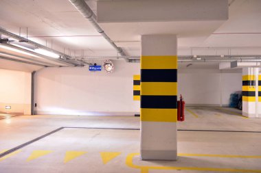 Araçlar için çok merkezli yeraltı garajı. Yeraltı otoparkı. Modern evdeki yeraltı otoparkı..