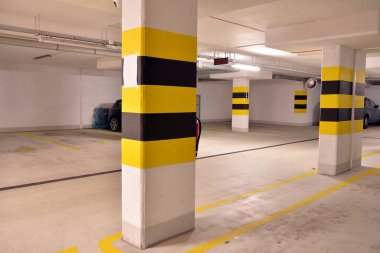 Araçlar için çok merkezli yeraltı garajı. Yeraltı otoparkı. Modern evdeki yeraltı otoparkı..