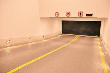 Garaja yeni bir otomatik kapı.