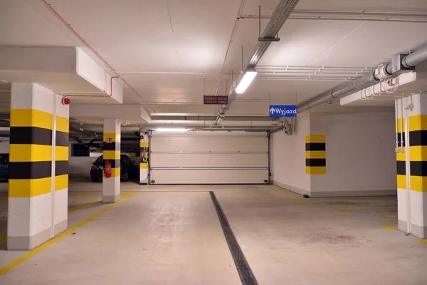 Araçlar Için Çok Merkezli Yeraltı Garajı Yeraltı Otoparkı Modern Evdeki — Stok fotoğraf