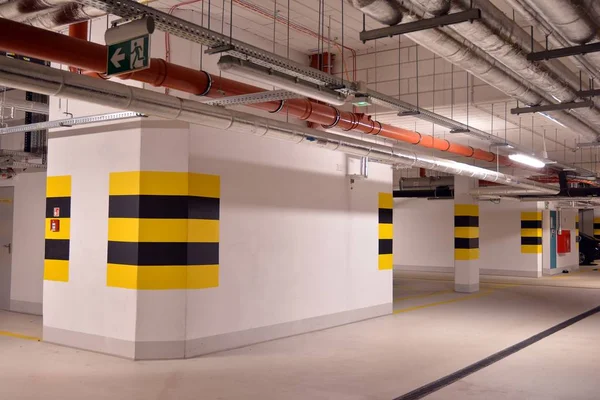 Araçlar için çok merkezli yeraltı garajı. Yeraltı otoparkı. Modern evdeki yeraltı otoparkı..
