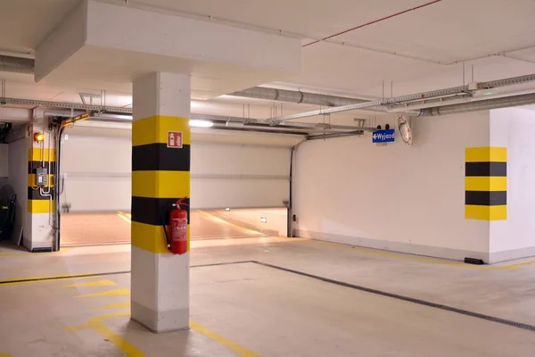 Araçlar Için Çok Merkezli Yeraltı Garajı Yeraltı Otoparkı Modern Evdeki — Stok fotoğraf