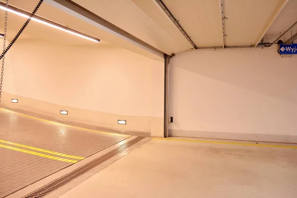 Garaja Yeni Bir Otomatik Kapı — Stok fotoğraf