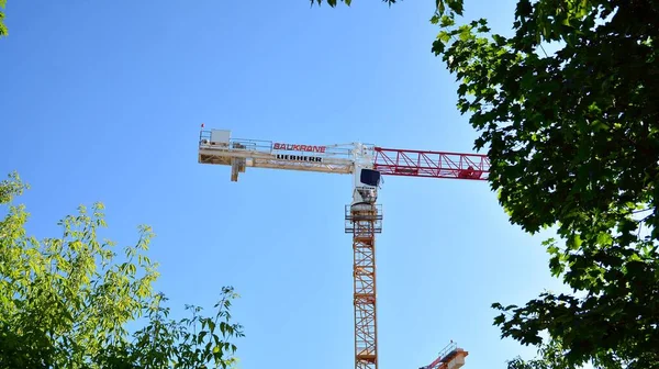 Varsóvia Polónia Junho 2020 Guindaste Construção Construção Contra Céu Azul — Fotografia de Stock